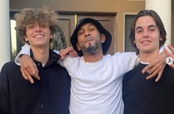 布兰妮两名儿子长大了 变身小鲜肉高颜值近照曝光