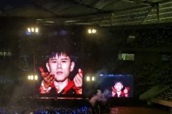 张杰在演唱会上摔伤的画面曝光 满手是血坚持唱完