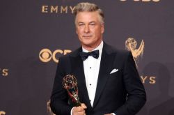 亚历克鲍德温误杀1子弹射中2人 离奇过程曝光