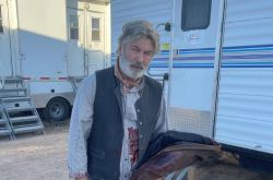 亚历克鲍德温被拍到崩溃痛哭 道具枪酿一死一伤