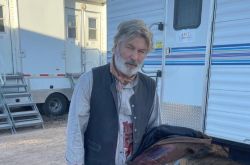 好莱坞误杀案知情人士爆 剧组案发前在射啤酒罐