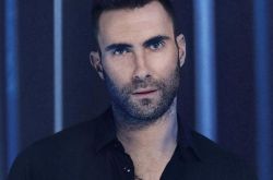 魔力红主唱演唱会被强抱 出口成脏被粉丝怼