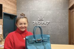 华原朋美卖包维生 却送2岁儿千万法拉利