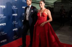 梅根王妃甩说谎精骂名 大红深V礼服称霸纽约晚宴