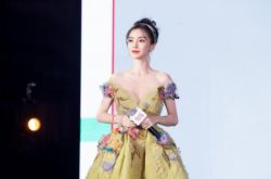 Angelababy瘦成排骨 美胸破功花仙子裙美