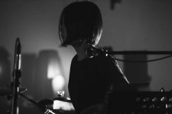 草东鼓手轻生猝逝18天 主唱深夜184字沉痛抱歉谢谢