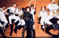 美国乐团Brass Against 女主唱Sophia Urista发声明道歉