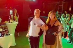 林瑞阳紧牵深V火辣员工热舞 张庭站后面臭脸抱胸