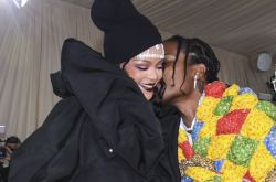 蕾哈娜认爱6月爆怀孕了 为宝宝禁止周边人烟酒