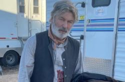 亚克力鲍德温还原开枪真相 激动落泪我没扣扳机