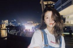 关晓彤现身逛夜市 坐路边吃烤串美食