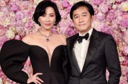 刘嘉玲开胸装火辣过56岁生日 老公梁朝伟显老态