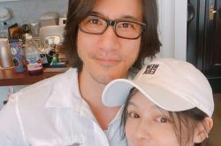 王力宏21年前伸手紧牵徐若瑄旧照曝光