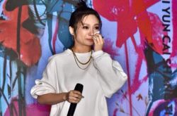 Faye忆低潮激动泪崩 谈与陈建宁互撕打官司