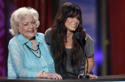 好莱坞国宝级女星Betty White家中去世 99岁跨年夜病逝