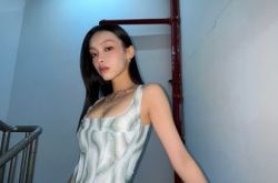 刘柏辛极短毛衣走红毯 被吐槽不是露得多就叫辣