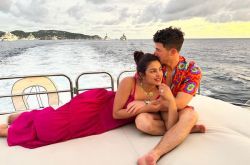 尼克乔纳斯娶大11岁妻 升格当爸妈孩子性别曝光