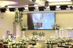 朴信惠朴实婚礼场地曝光 浪漫紫光白花簇拥进场