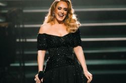 阿黛儿全英音乐夺三大奖 减出锁骨线