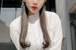 天木纯穿紧身小可爱 低头吃面战舰级美胸困扰