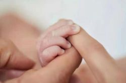 黄晓明健身影片 惊见女子身影爆新恋情