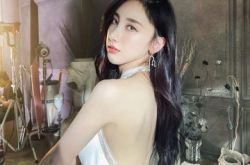 许靖韵确诊新冠 飞机一落地被救护车载走