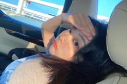 谭松韵怎么了 机场崩溃拿胶水修鞋