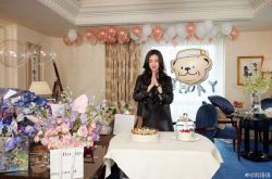 刘诗诗35岁深夜晒照庆生 手上婚戒消失了