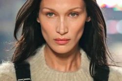 贝拉哈迪德后悔14岁就隆鼻 传奇超模妈挨轰