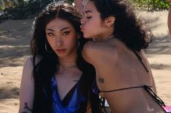 伊能静20岁儿子哈利突晒深V细肩带女装照