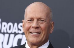 67岁布鲁斯威利斯宣布退休 家人证实 正失去说话能力