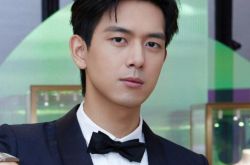 粉丝1天巧遇李现5次 要到2张签名太帅了