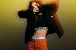 杨幂火辣身材太犯规 外套扣子全开了