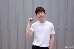 邓伦逃税遭封杀近况曝光 开店被罚款