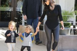 金卡戴珊发假照又被抓 拿别人女儿P图打卡迪士尼