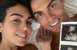 C罗龙凤胎男婴夭折 悲痛宣布宝贝儿子去当天使了