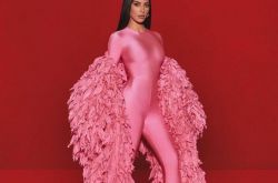 金卡戴珊自爆包尿布走紅毯 不怕穿特殊造型服裝