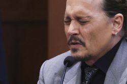 强尼德普亲自坐上证人席 狂讲3小时自揭前妻黑历史