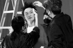 陈奕迅今年首发微博 发际线又上升了