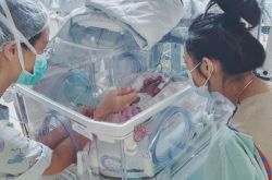 余文乐爆爱女早产仅1KG 老婆在保温箱边崩溃