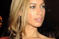 中国好声音插曲叫什么？ 沙滩上的脚印一首让人回味无穷的歌 