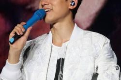 张杰春晚发光时代歌词励志向上 听男神为你倾情演唱 