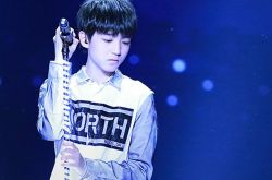 欣赏王俊凯十年翻唱版本 看小凯将情歌唱出萌的味道 