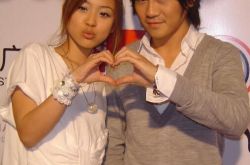 非诚勿扰插曲牵手成功的歌曲是哪首？ 卓文萱与曹格浪漫演唱 