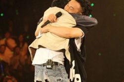 陈奕迅谢霆锋迎春花让观众爆笑 两人从相识到现在基情无限 