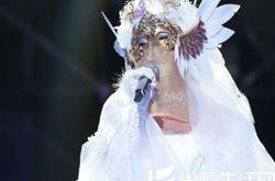 张玮蒙面歌王唱的歌 摘星怪唱活《吻得太逼真》却成遗珠 