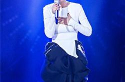 《我是歌手》谭维维摇滚的歌嗨翻全场 用精神歌唱的舞台女皇 