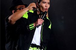 台湾星光大道萧敬腾亮相 踢馆赛一站成名 