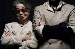 周杰伦拍摄MV外婆表妹齐亮相 古董车接送亲人非常孝顺 