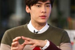 星月私房话李易峰自称单身 自曝从小就不会撒娇 